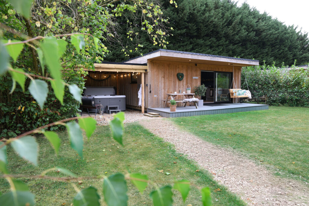 Silver Birch Lodge with outdoor cinema room | near London