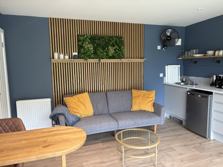 Lounge ad breakfast bar | Airbnb lodge